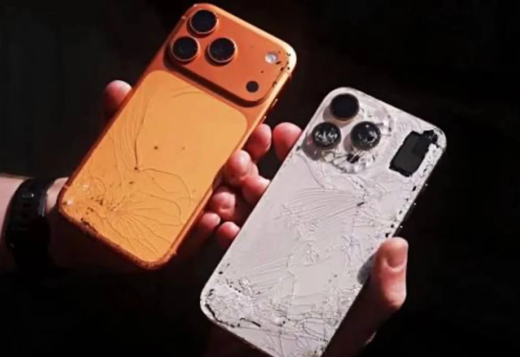 Un iPhone 17 Pro y un iPhone 16 Pro rotos.