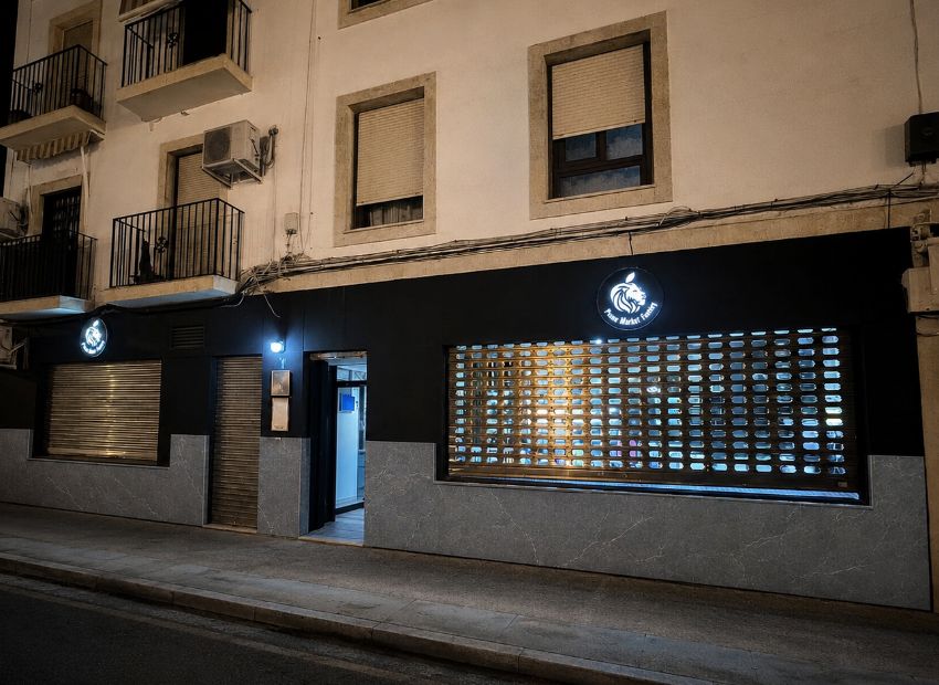 Fachada y puerta de entrada de Phone Market Factory, calle Santo Domingo Savio, 1, Córdoba